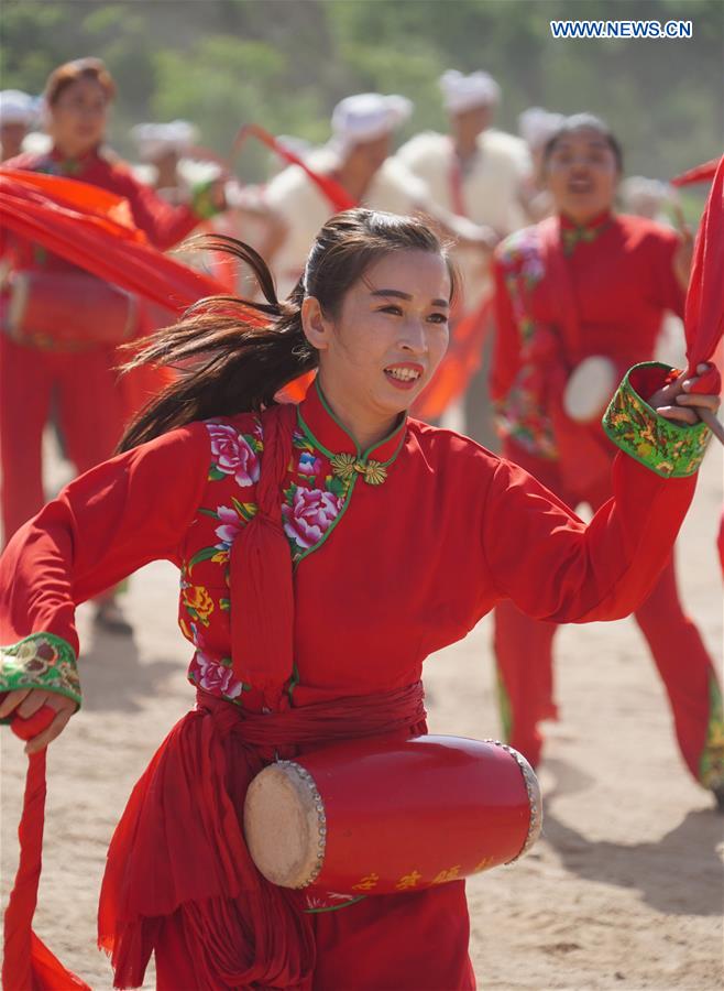 CHINA-SHAANXI-WAIST DRUM PERFORMANCE (CN)