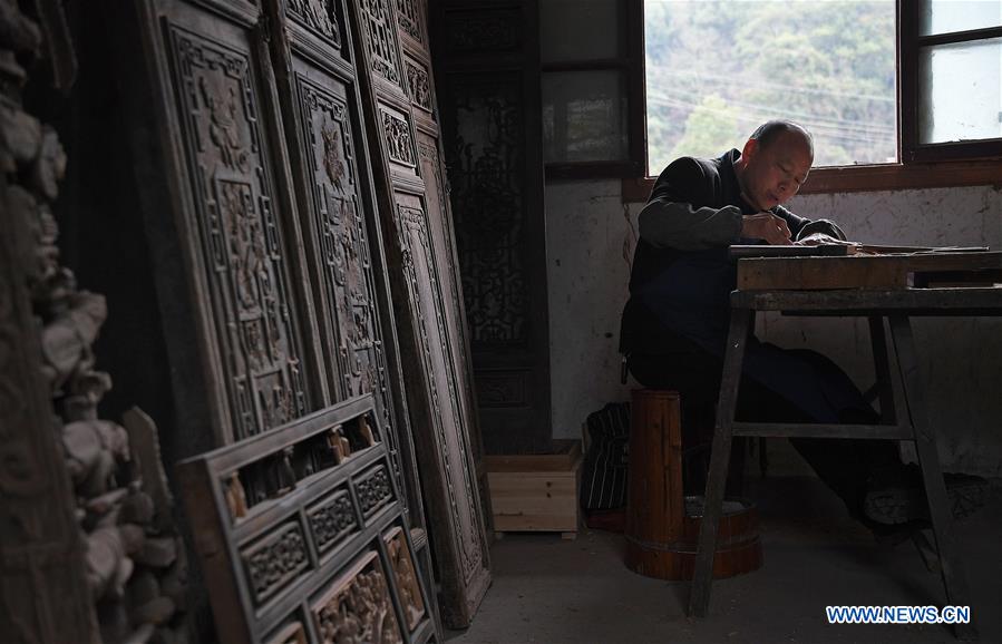 (MASTEROFCRAFTS)CHINA-JIANGXI-THREE CARVINGS IN WUYUAN-INHERITOR (CN)