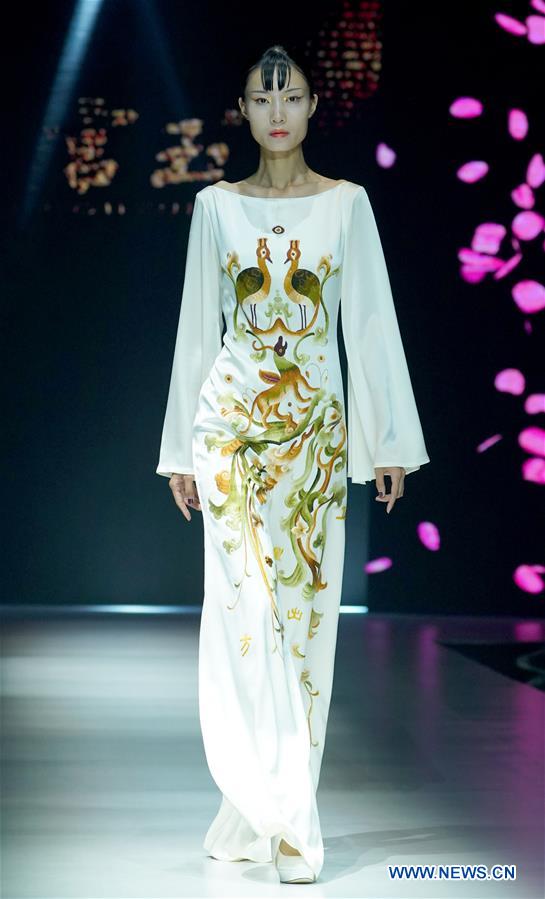 CHINA-CHENGDU-COLLEGE-FASHION WEEK (CN)