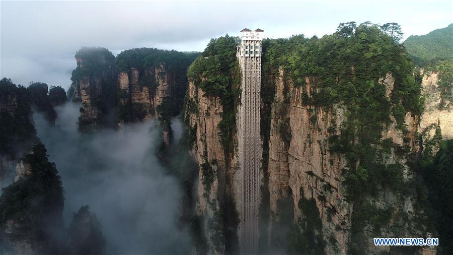 #CHINA-HUNAN-ZHANGJIAJIE-CLIFFSIDE ELEVATOR-FOG (CN)