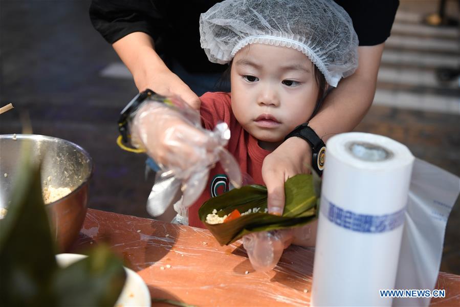 CHINA-DRAGON BOAT FESTIVAL-FOLK CUSTOMS (CN)