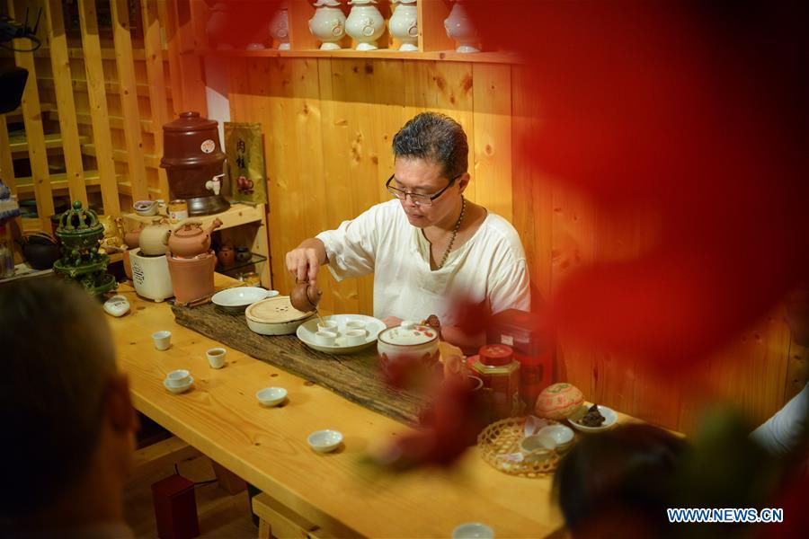 MALAYSIA-KUALA LUMPUR-TEA MASTER