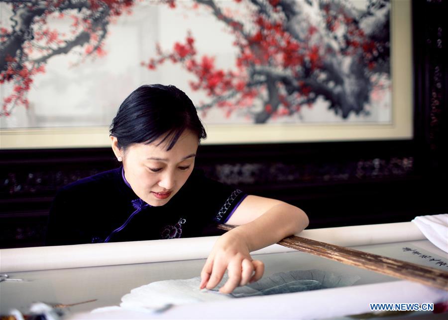 (MASTEROFCRAFTS)CHINA-JIANGSU-SUZHOU EMBROIDERY-INHERITOR (CN)