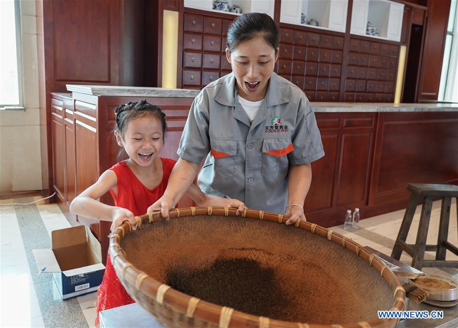 CHINA-JIANGXI-ZHANGSHU-STUDENT-CHINESE MEDICINE (CN)