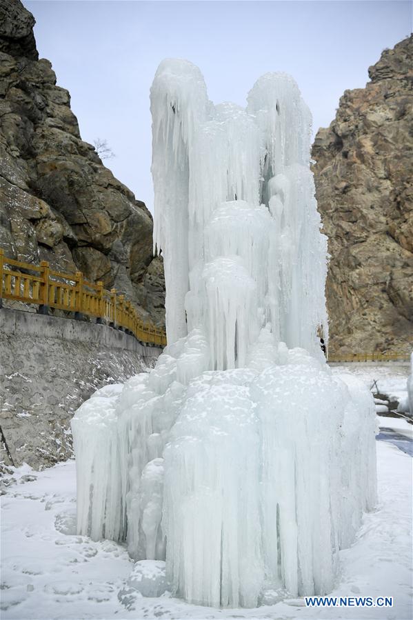 CHINA-NINGXIA-YINCHUAN-FROZEN WATERFALL (CN)