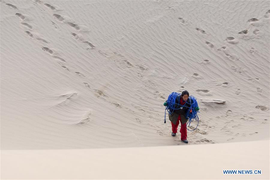 CHINA-XINJIANG-TAKLIMAKAN DESERT-OIL WORKER (CN)