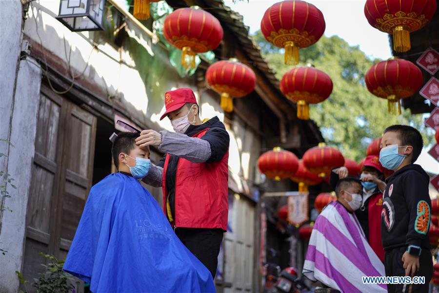 CHINA-CHONGQING-NCP-VOLUNTEER BARBERS (CN)