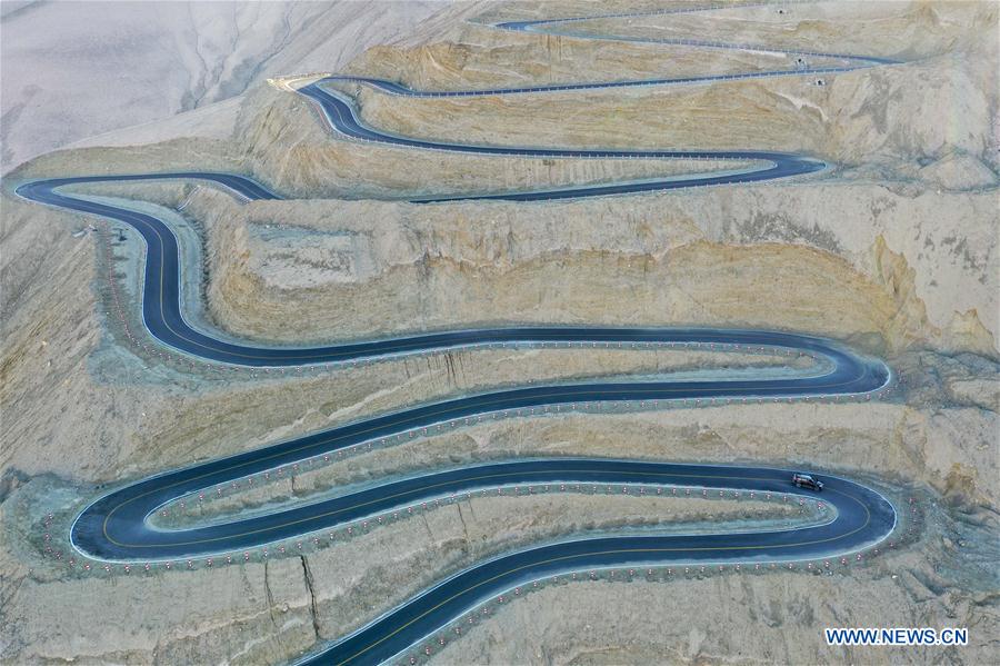 CHINA-XINJIANG-TAXKORGAN-MOUNTAIN ROAD