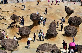 Tourists enjoy scenery of Yehliu Geopark in China's Taiwan