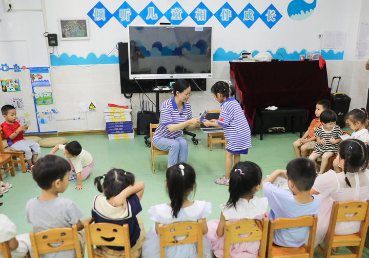 她在祖国最南端学校“种花”