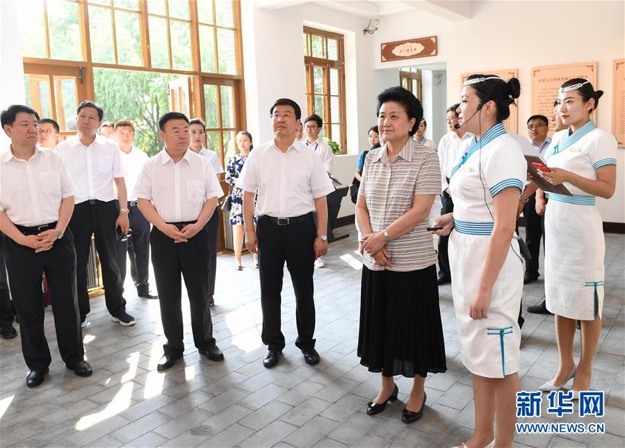 6月25日，全国民族团结进步创建经验交流现场会在内蒙古兴安盟召开，中共中央政治局委员、国务院副总理刘延东出席会议并讲话。在内蒙古期间，刘延东考察内蒙古人民代表会议旧址即“五一会址”，深入社区看望各族干部群众。这是刘延东考察“五一会址”。新华社记者 陈晔华 摄