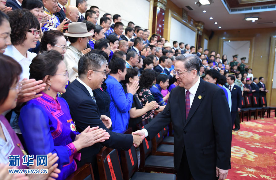 8月7日，中共中央政治局常委、全国政协主席、中央代表团团长俞正声在内蒙古新城宾馆会见内蒙古自治区离退休老同志和各族各界群众代表，并与他们合影留念。新华社记者 张领 摄