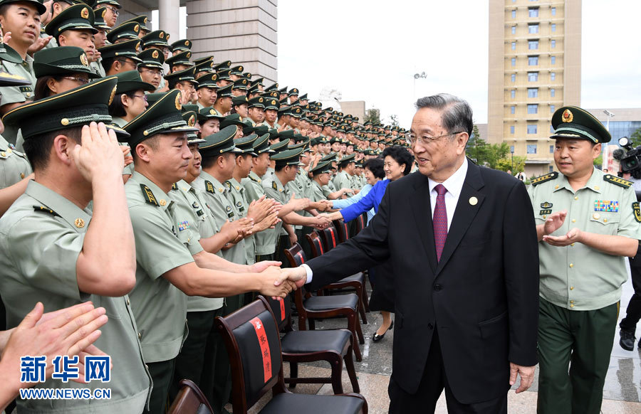 8月7日，中共中央政治局常委、全国政协主席、中央代表团团长俞正声率代表团部分成员分别赴内蒙古军区、武警内蒙古总队、武警内蒙古森林总队慰问，并会见自治区政法干警代表。这是俞正声会见武警内蒙古总队官兵。新华社记者 张领 摄