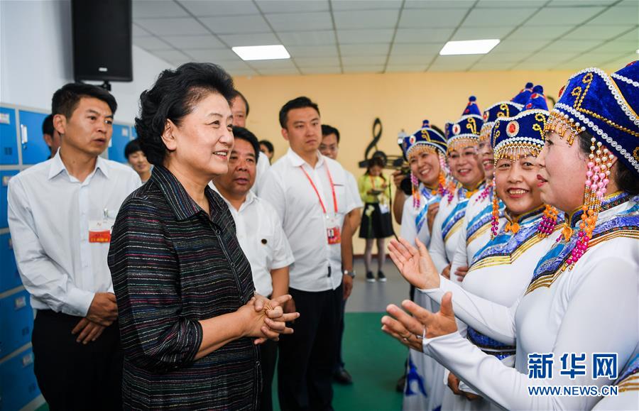 8月11日，中共中央政治局委员、国务院副总理、中央代表团副团长刘延东率中央代表团二分团，看望慰问乌兰察布各族干部群众，转达以习近平同志为核心的党中央的亲切关怀和全国人民的美好祝愿。这是刘延东在考察察哈尔社区时与居民们亲切交谈。新华社记者 连振 摄