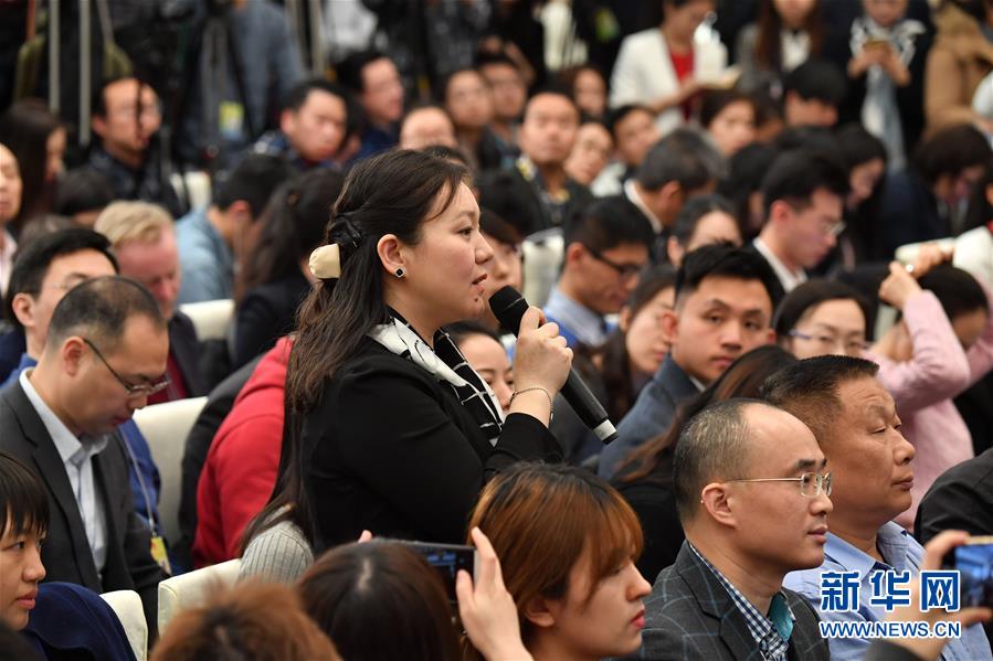 （两会）（3）十三届全国人大一次会议举行新闻发布会 