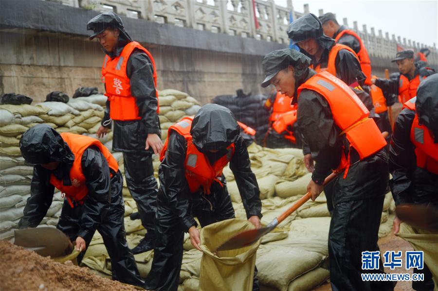 （防汛抗洪·图文互动）（1）洪水不退，子弟兵誓死不退——解放军和武警部队官兵参与洪涝灾害抢险救援记事