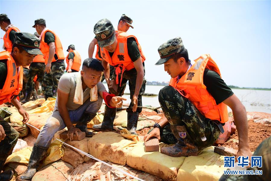 （防汛抗洪·图文互动）（2）洪水不退，子弟兵誓死不退——解放军和武警部队官兵参与洪涝灾害抢险救援记事