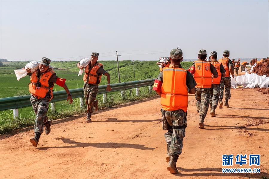 （防汛抗洪·图文互动）（5）洪水不退，子弟兵誓死不退——解放军和武警部队官兵参与洪涝灾害抢险救援记事