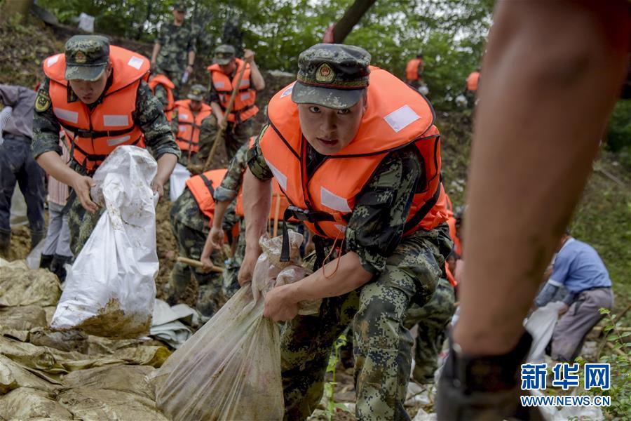 （防汛抗洪·图文互动）（6）洪水不退，子弟兵誓死不退——解放军和武警部队官兵参与洪涝灾害抢险救援记事