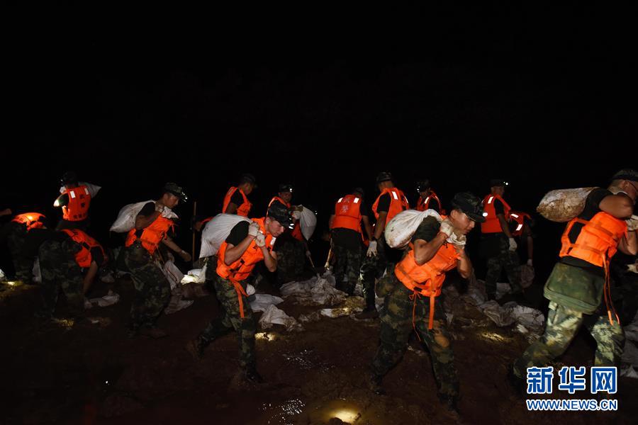 （防汛抗洪·图文互动）（7）洪水不退，子弟兵誓死不退——解放军和武警部队官兵参与洪涝灾害抢险救援记事