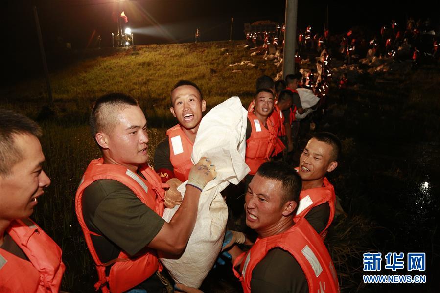 （防汛抗洪·图文互动）（8）洪水不退，子弟兵誓死不退——解放军和武警部队官兵参与洪涝灾害抢险救援记事