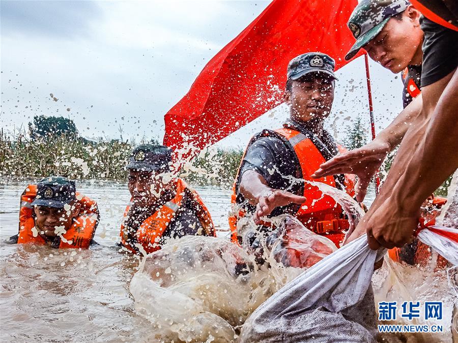 （防汛抗洪·图文互动）（9）洪水不退，子弟兵誓死不退——解放军和武警部队官兵参与洪涝灾害抢险救援记事