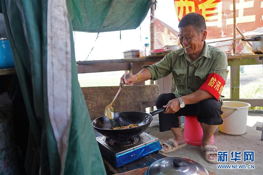 （防汛抗洪·图文互动）（3）特写：康山大堤上的脱贫“守堤人”