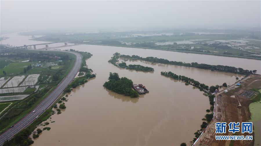 （防汛抗洪·图文互动）（1）洪水来袭，铜锣声在千年古镇的雨夜响起