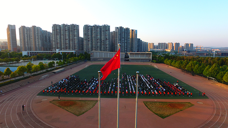 前进，前进，前进进! 在伟大变革中彰显青春