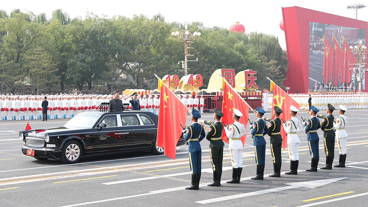 习近平驱车行进至党旗、国旗、军旗前，向旗帜行注目礼