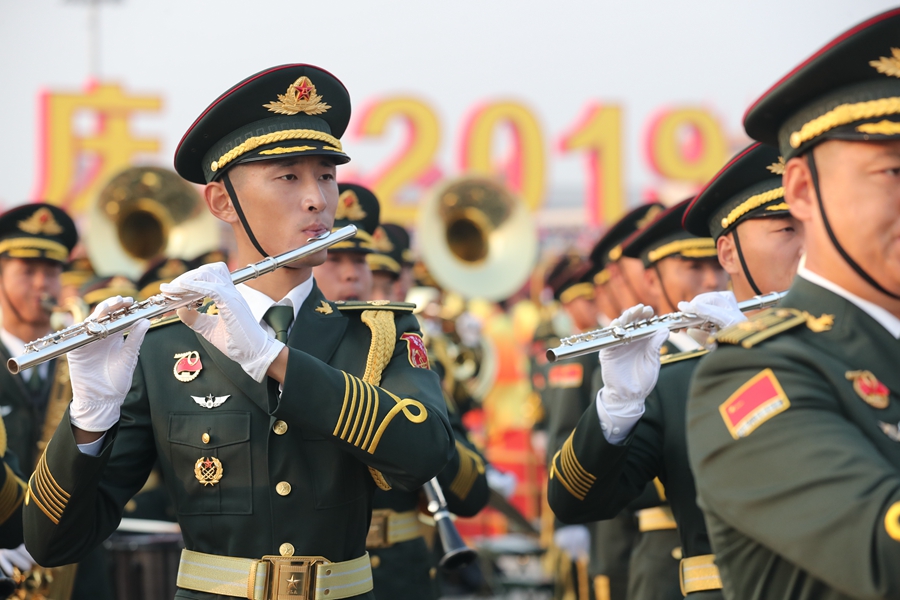 解放军联合军乐团在广场就位后进行准备工作和试奏。据了解，解放军联合军乐团此次演奏是从开国大典至今历次阅兵以来演奏曲目最多的一次，不少曲目是为此次阅兵量身打造的全新作品，此次也是历次女演奏员最多的一次。