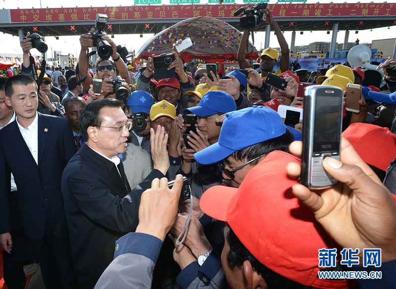 5月5日，中国国务院总理李克强与埃塞俄比亚总理海尔马里亚姆共同出席亚的斯亚贝巴-阿达玛高速公路一期竣工揭牌典礼，并为二期工程开工奠基剪彩。这是典礼结束后，李克强同工程施工人员亲切交谈。新华社记者 李涛 摄 