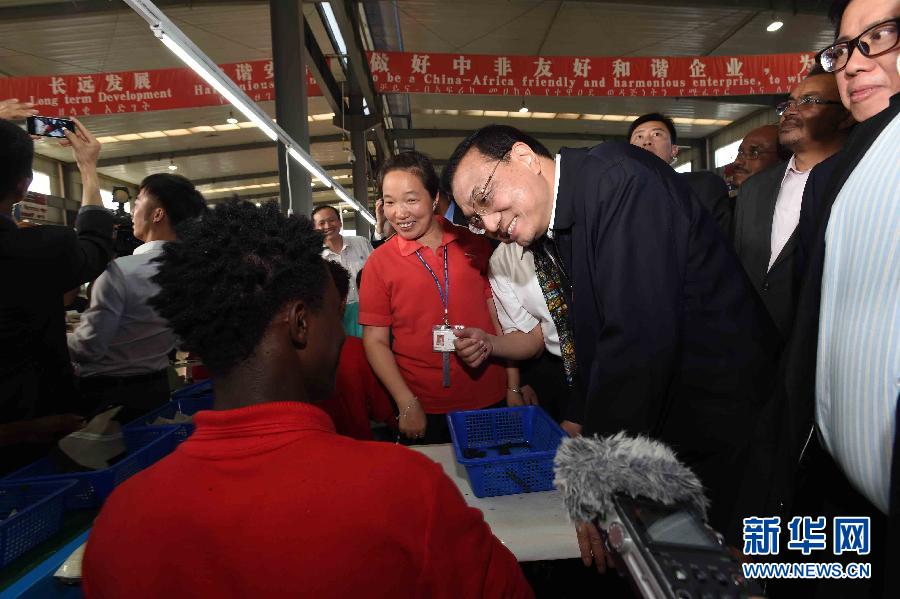 5月5日，中国国务院总理李克强在埃塞俄比亚总理海尔马里亚姆陪同下参观东方工业园。这是李克强在生产车间同工人亲切交谈。 新华社记者李学仁 摄