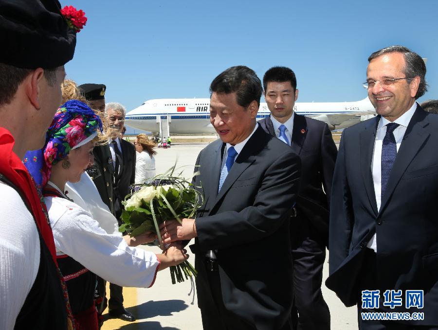 这是身着当地传统服装的希腊青年向习近平献花。 新华社记者 兰红光摄  