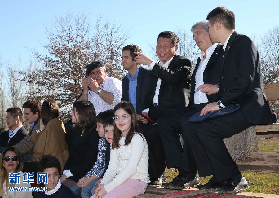 当地时间7月19日，正在对阿根廷进行国事访问的国家主席习近平参观共和国庄园，考察阿根廷农牧业，了解阿根廷农牧民文化特色。新华社记者刘卫兵摄