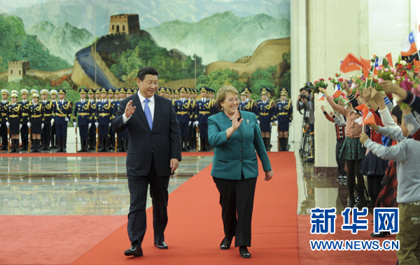 11月12日，国家主席习近平在北京人民大会堂同智利总统巴切莱特举行会谈。这是会谈前，习近平在人民大会堂北大厅为巴切莱特举行欢迎仪式。新华社记者 张铎 摄