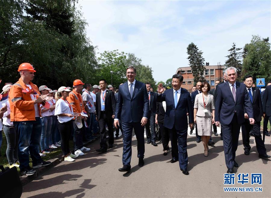 6月19日上午，国家主席习近平在贝尔格莱德参观河钢集团塞尔维亚斯梅代雷沃钢厂。习近平抵达时，塞尔维亚总统尼科利奇、总理武契奇在停车处热情迎接。钢厂工人和家属、当地市民数千人夹道欢迎。新华社记者 饶爱民 摄