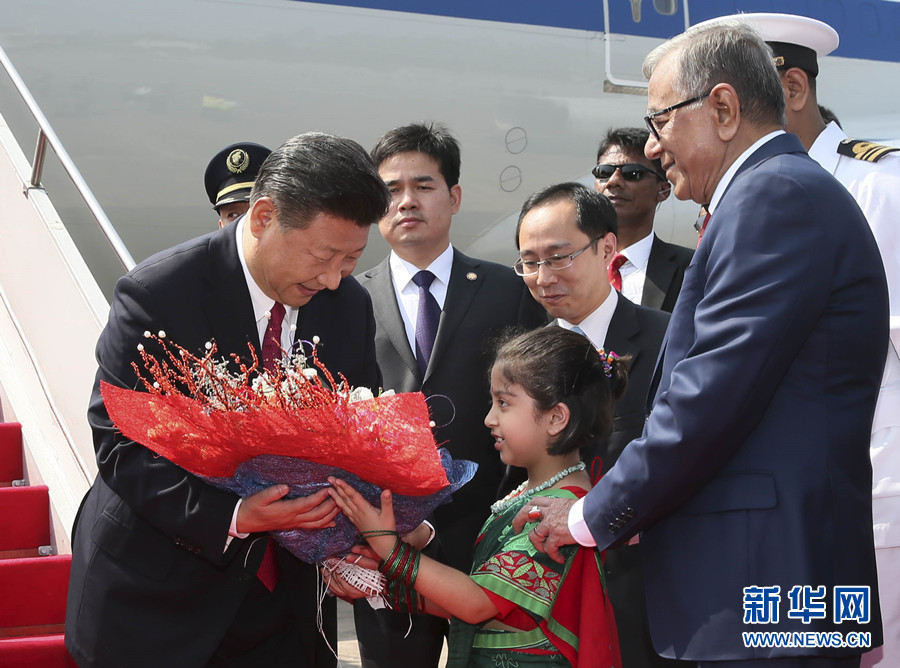 10月14日，国家主席习近平抵达达卡，开始对孟加拉人民共和国进行国事访问。这是习近平接受孟加拉国儿童献花。 新华社记者 兰红光 摄