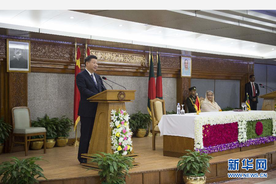 10月14日，国家主席习近平在达卡同孟加拉国总理哈西娜举行会谈。这是会谈后，两国领导人共同会见记者。 新华社记者谢环驰摄 