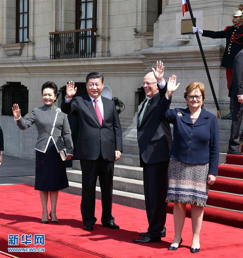 11月21日，国家主席习近平在利马同秘鲁总统库琴斯基举行会谈。会谈前，习近平出席库琴斯基在总统府前广场举行的欢迎仪式。 新华社记者李涛 摄