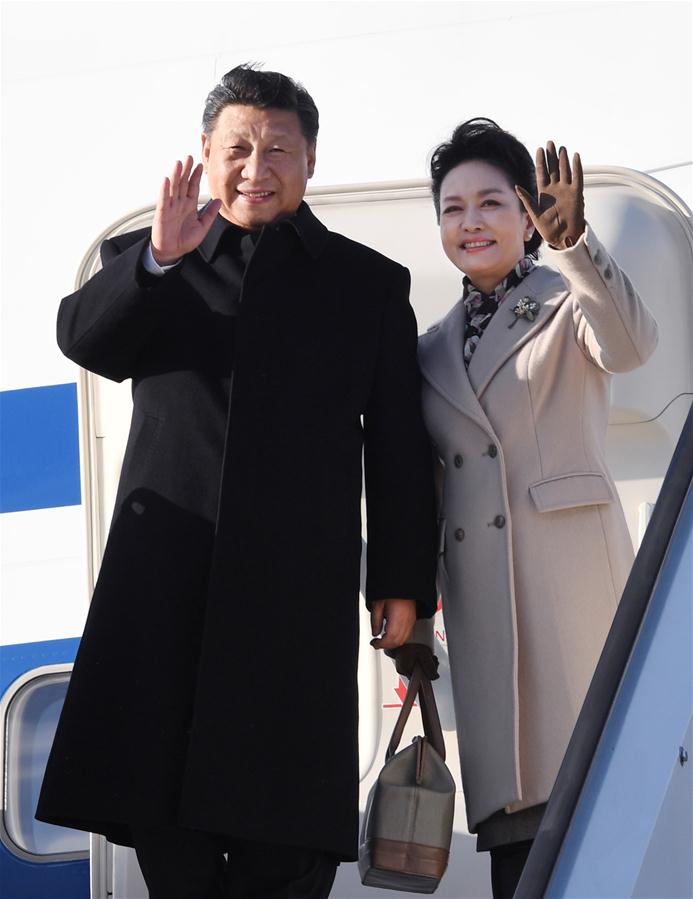 4月4日，国家主席习近平乘专机抵达赫尔辛基，开始对芬兰共和国进行国事访问。这是习近平和夫人彭丽媛步出舱门。 新华社记者 饶爱民 摄 