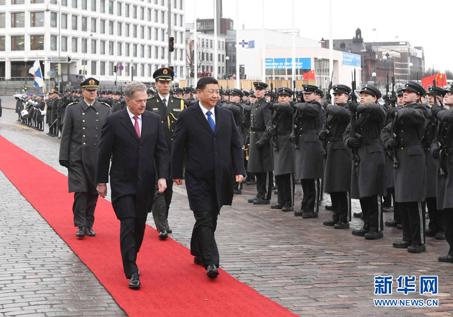 4月5日，国家主席习近平在赫尔辛基同芬兰总统尼尼斯托举行会谈?；崽盖?，习近平出席尼尼斯托在总统府庭院举行的隆重欢迎仪式。 新华社记者饶爱民 摄